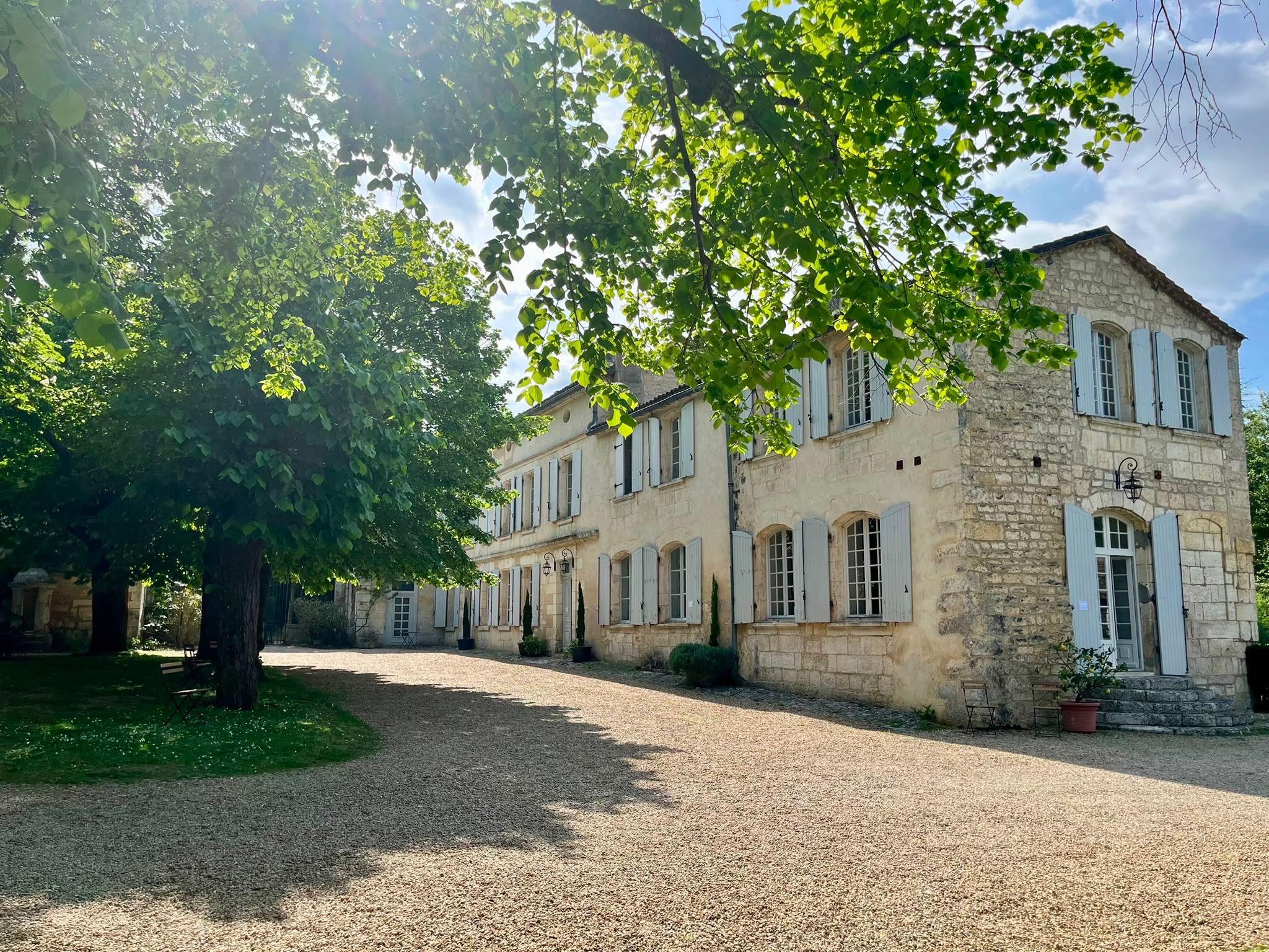 La cour d'honneur et sa façade de pierre blonde