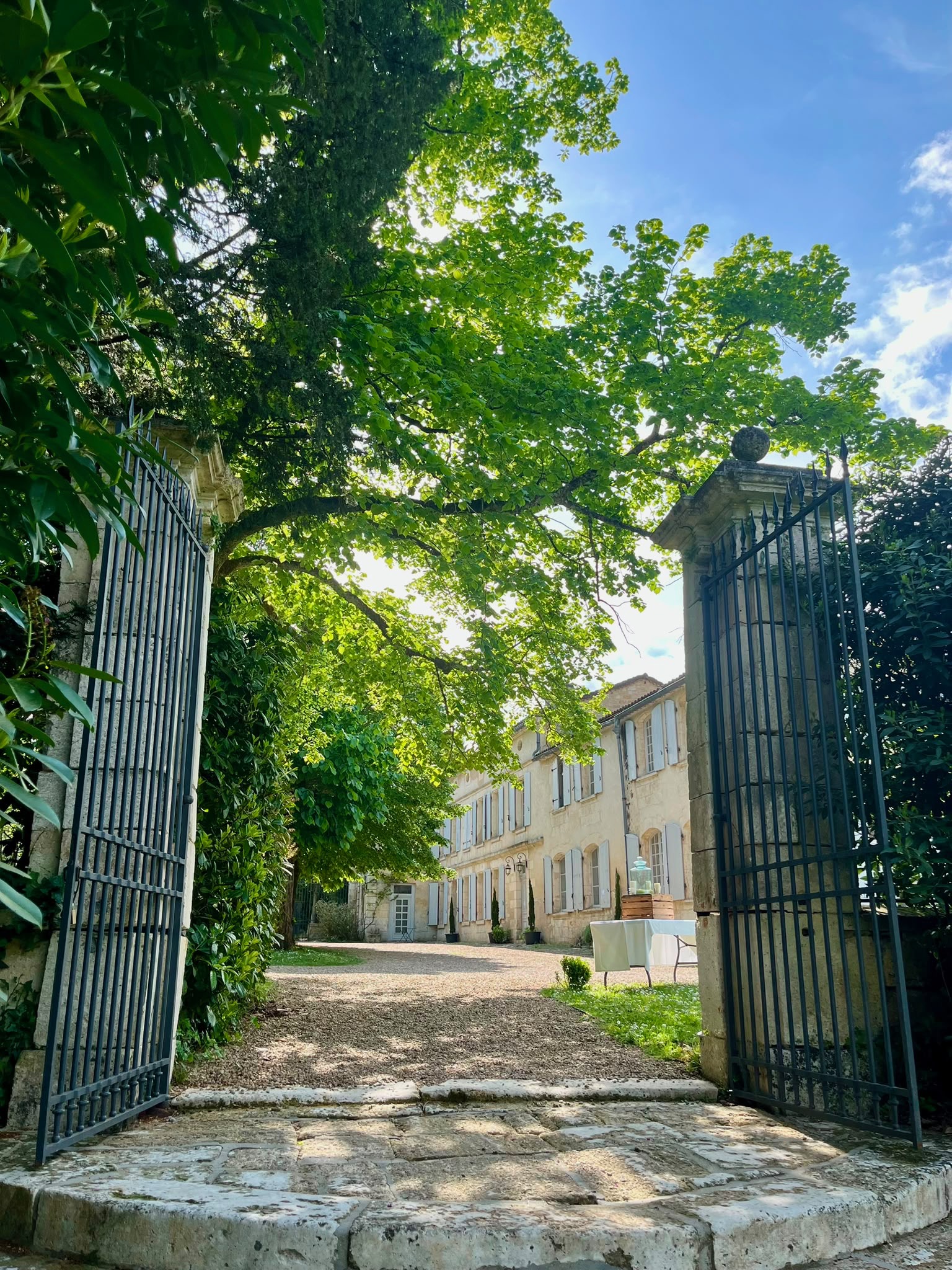 Le portail d'entrée ouvert sur la maison