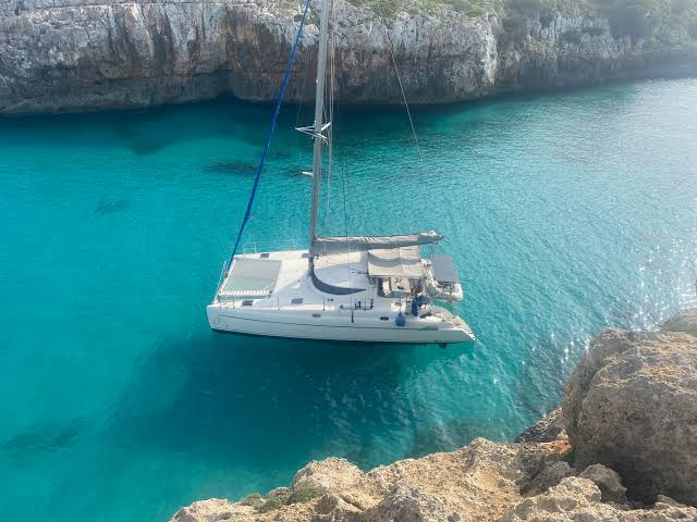 Catamaran naviguant autour de l'île de Santorin