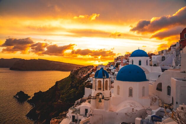Coucher de soleil sur les toits d'Oia à Santorin