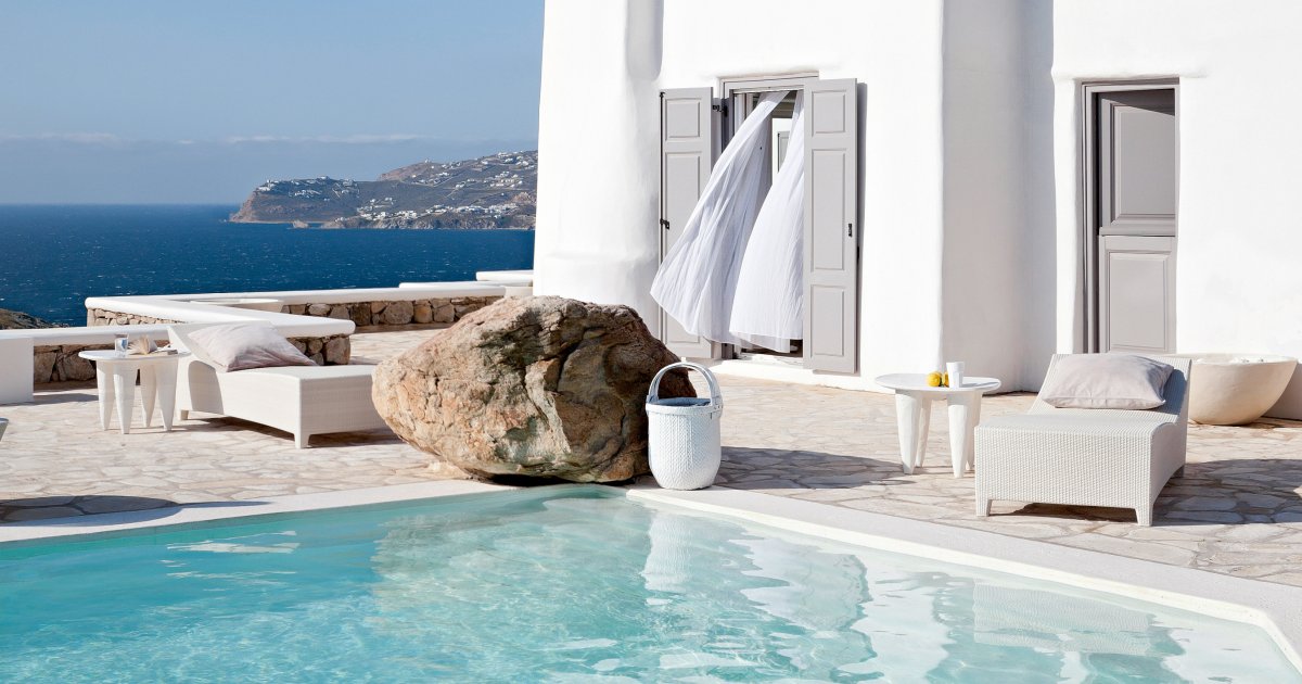 Maison blanche de Santorin surplombant la mer Égée
