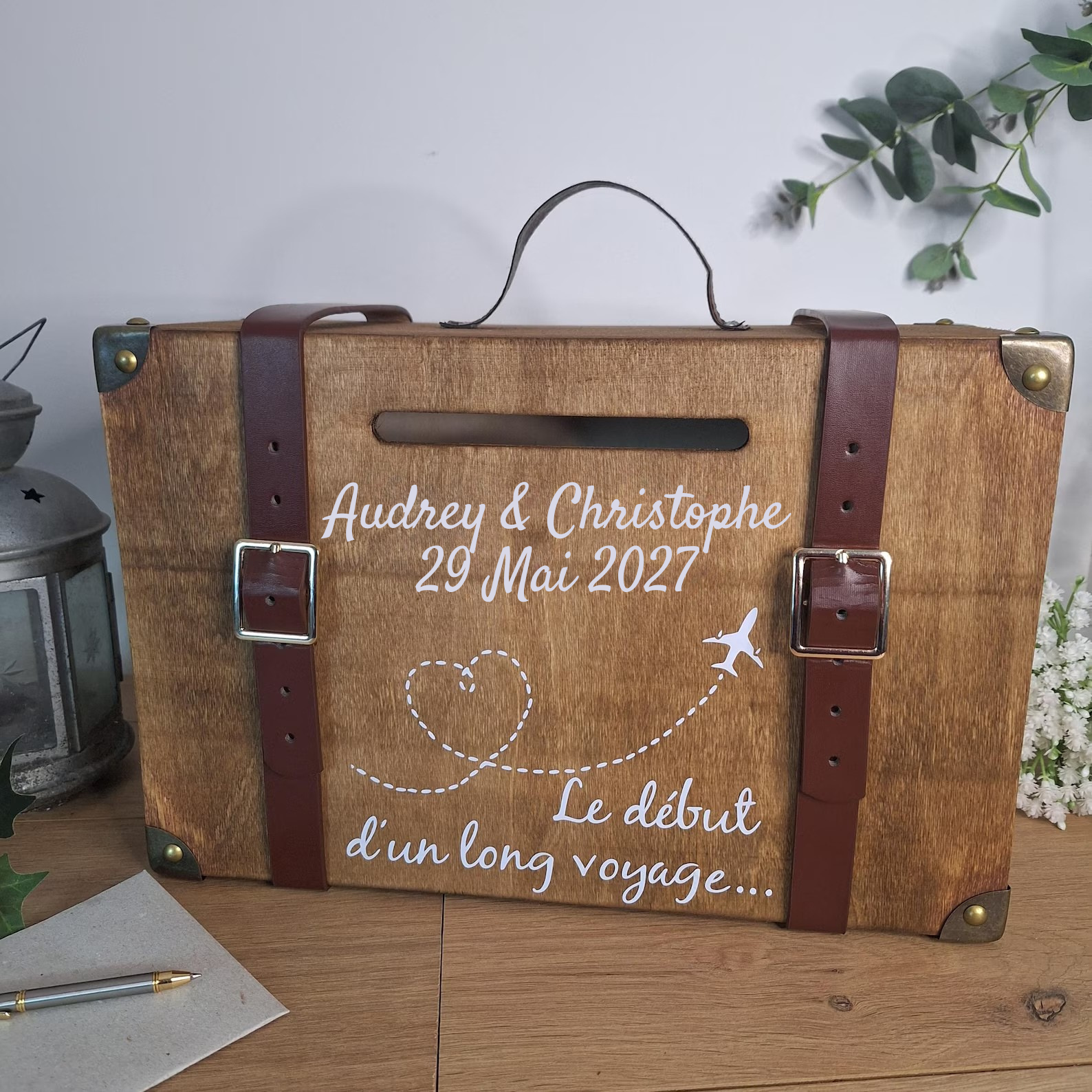 Valise de voyage vintage, posée à l'entrée de la salle de réception